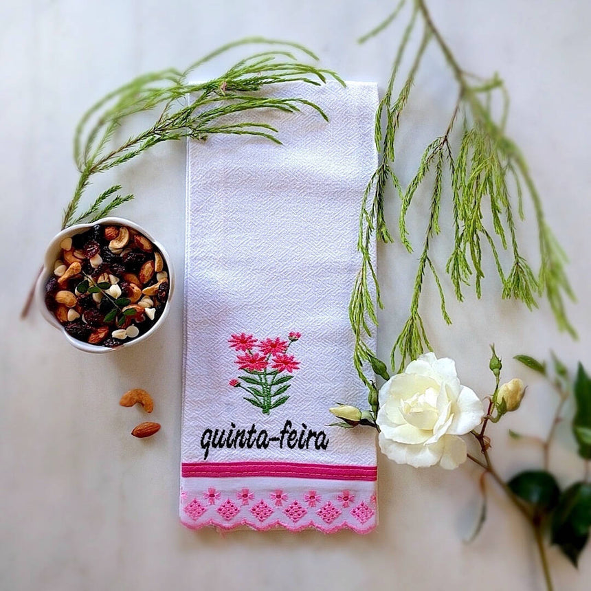 kitchen towel themed with pink trim and day of the week: Quinta-Feira