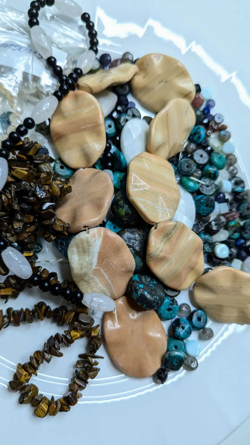 Turquoise loose beads, Aventurine, Moon Stone, Pearl, Red Italian Onyx, Quartz, Black Jasper, Tiger's Eye chips - perspective 6