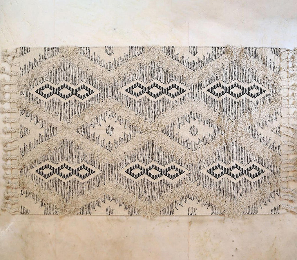 rectangular diamond pattern cotton rug with fringes