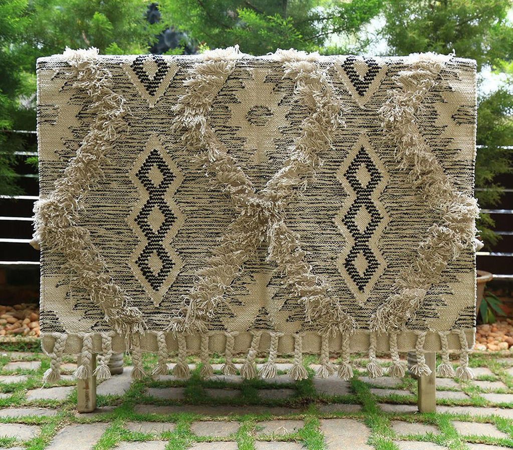 diamond pattern cotton rug with fringes - displayed outside