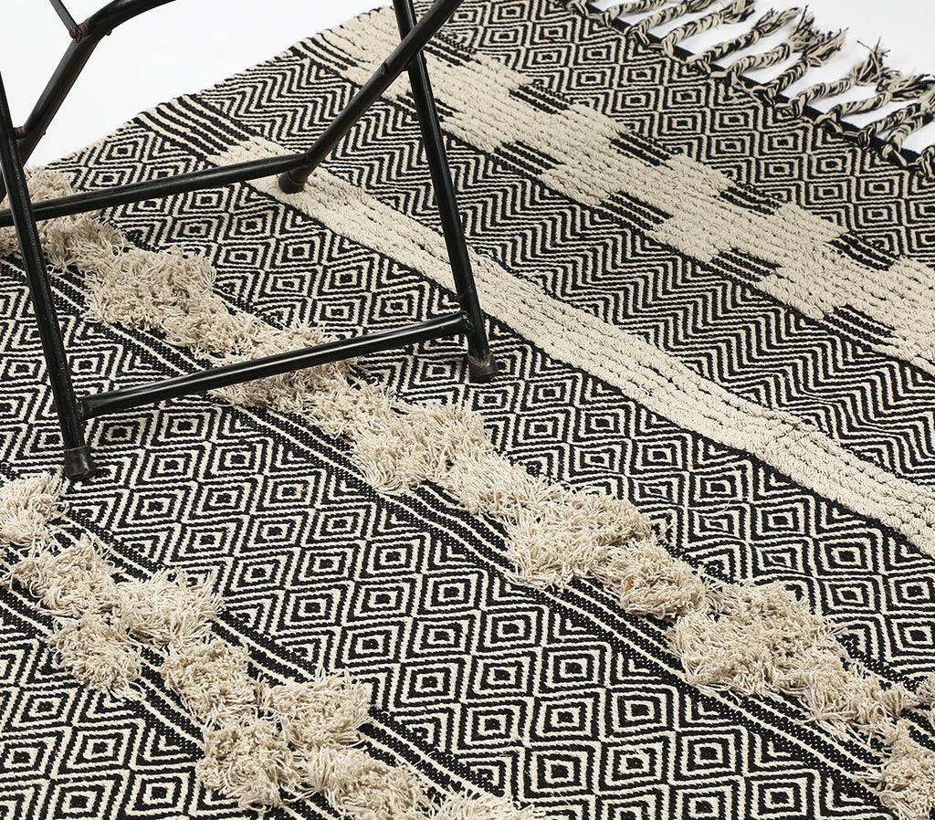 geometric tufted cotton rug with tassels