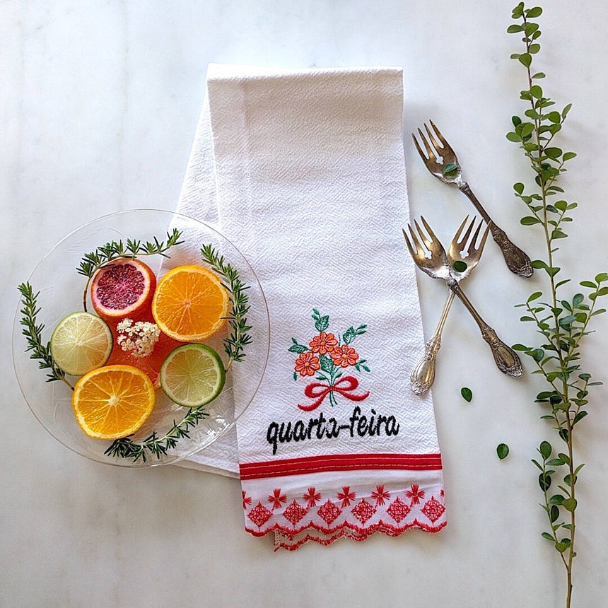 kitchen towel themed with red trim and day of the week: Quarta-Feira
