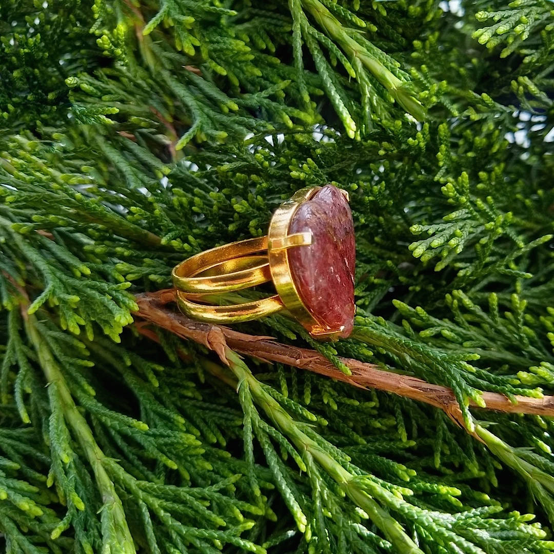 side view of heart shaped dark Jasper gold-plated adjustable cocktail ring