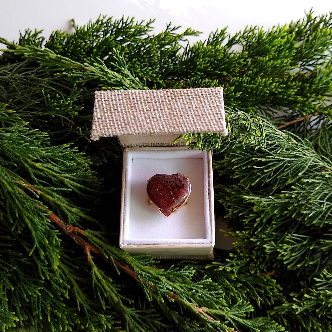 heart shaped dark Jasper gold-plated adjustable cocktail ring in gift box