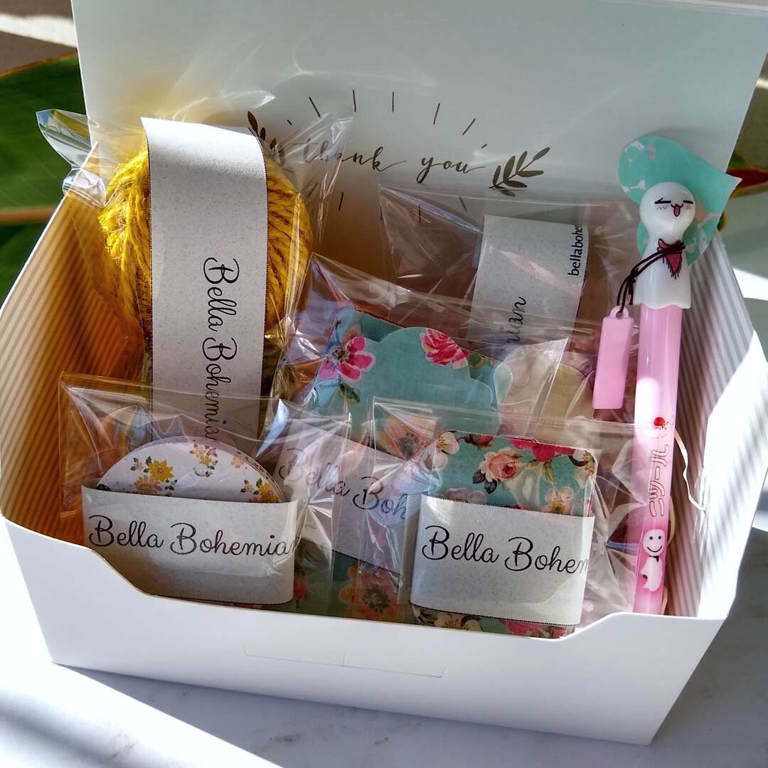 kit of 60 romantic gift tags of different shapes, hemp string, ribbon and Pink Japanese Sunny Doll Pen in gift box