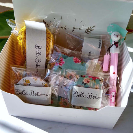 kit of 60 romantic gift tags of different shapes, hemp string, ribbon and Pink Japanese Sunny Doll Pen in gift box